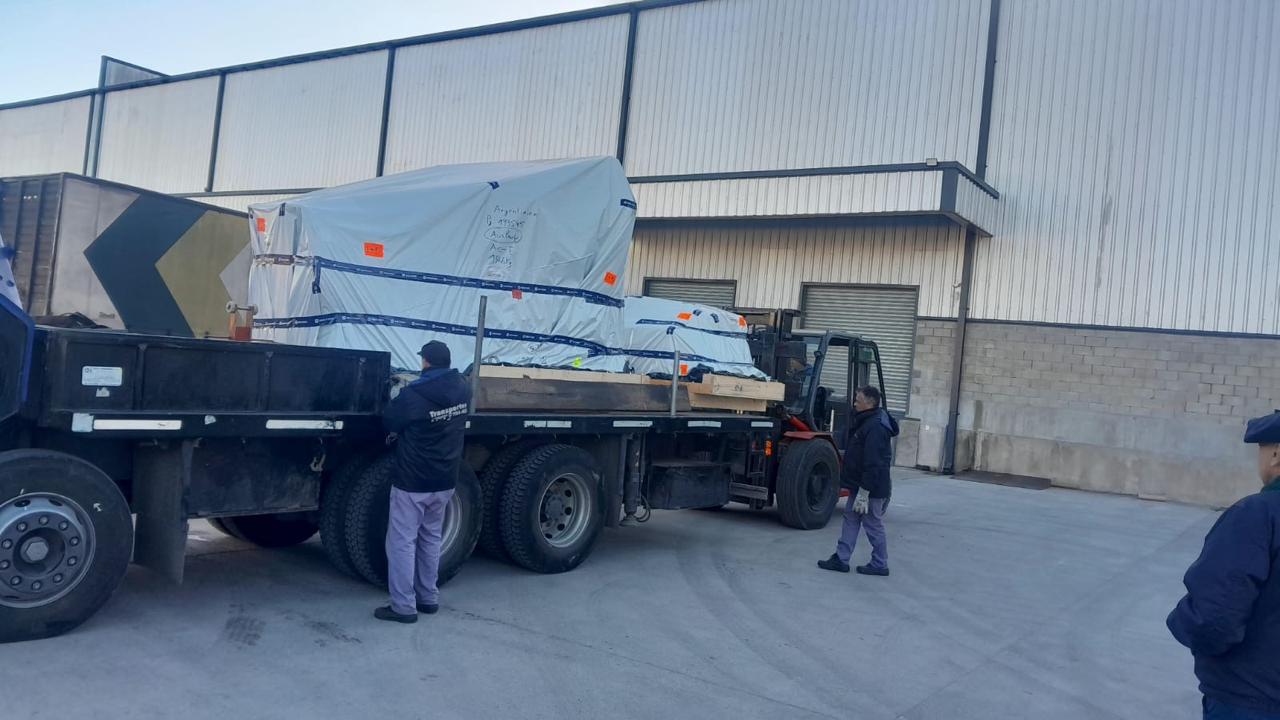 Transporte de maquinaria industrial con camión Mercedes Benz 1720